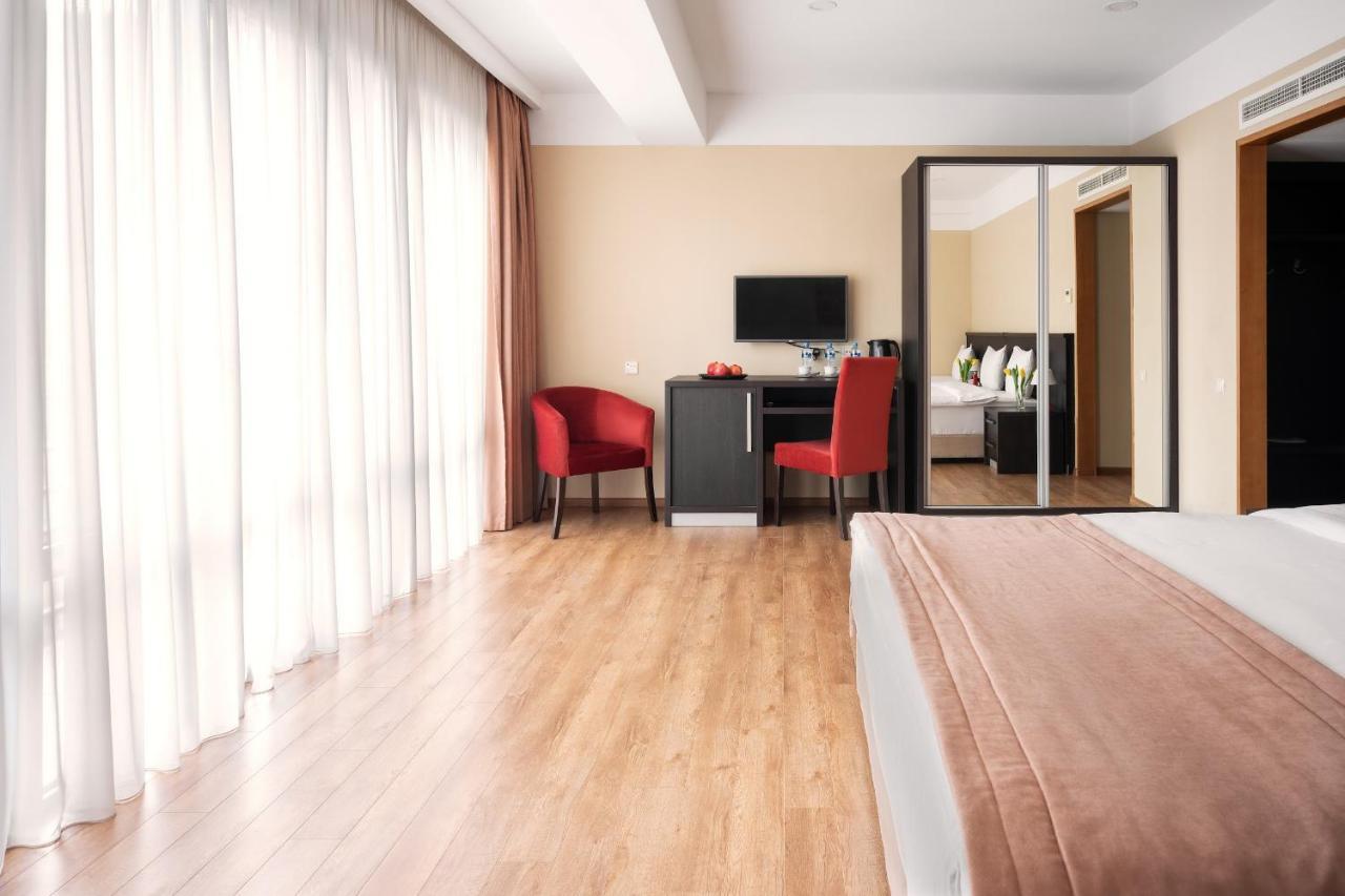 Sephia 4*